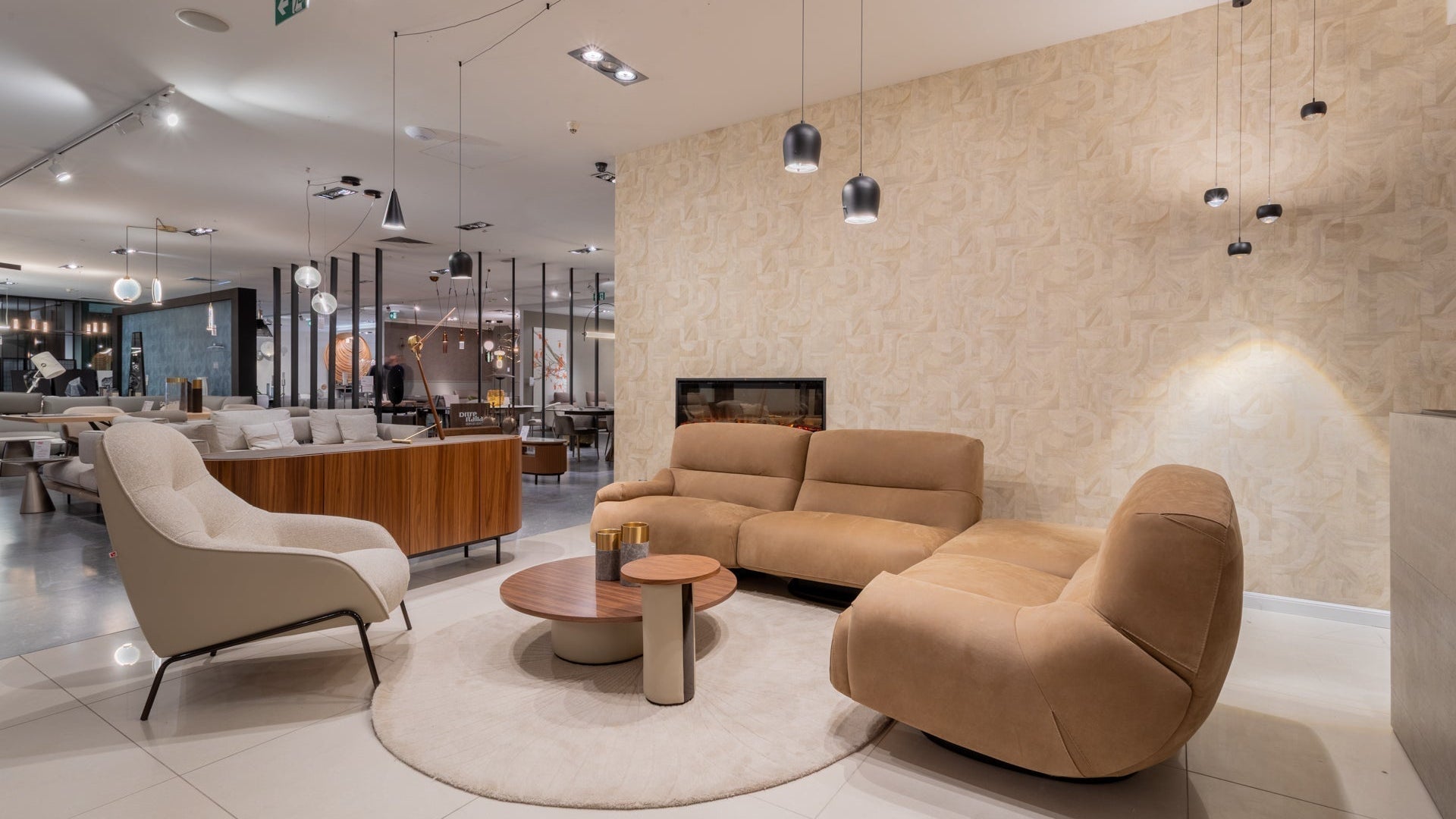 Nowoczesny salon z kominkiem – elegancka aranżacja w odcieniach beżu