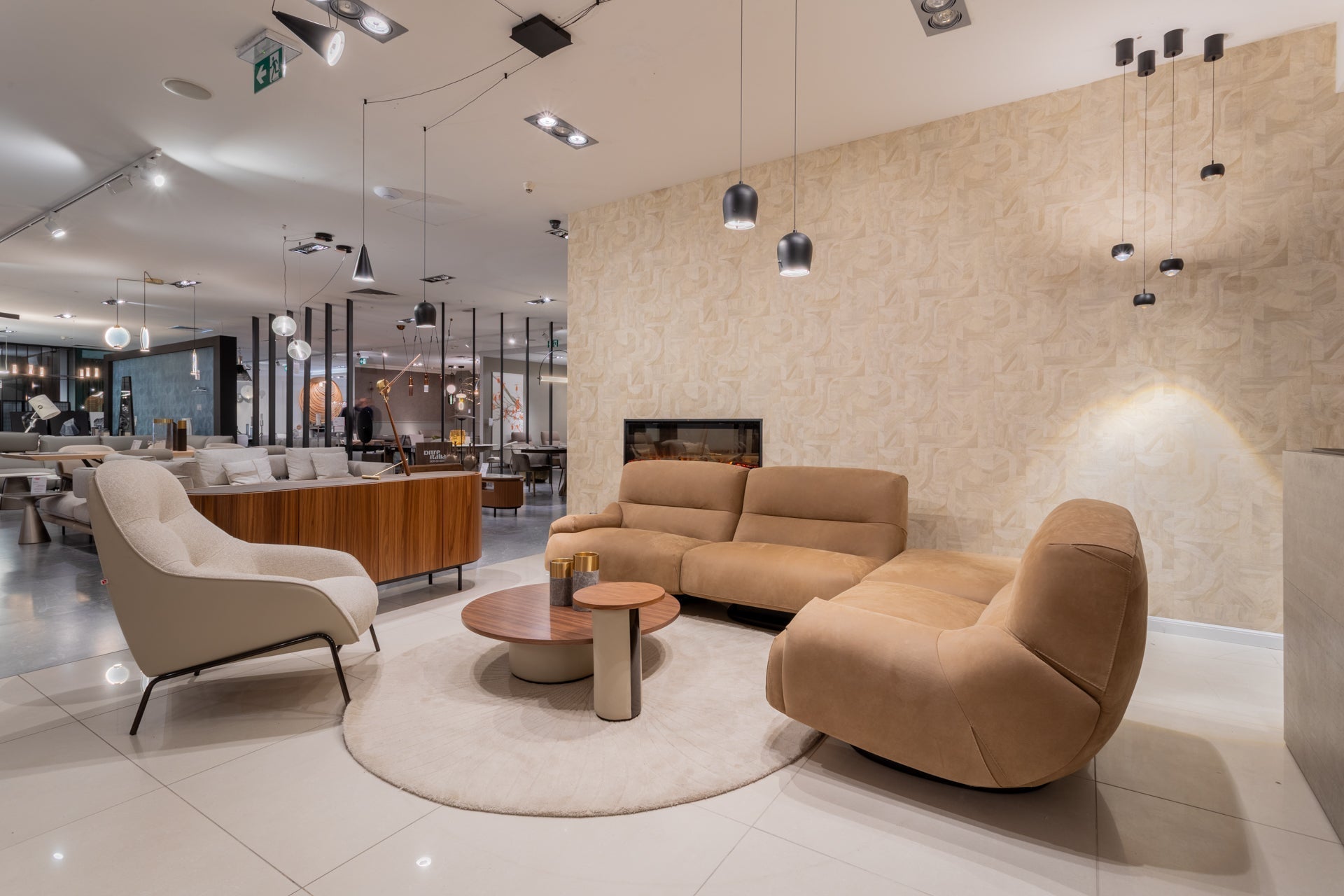 Nowoczesny salon z kominkiem – elegancka aranżacja w odcieniach beżu