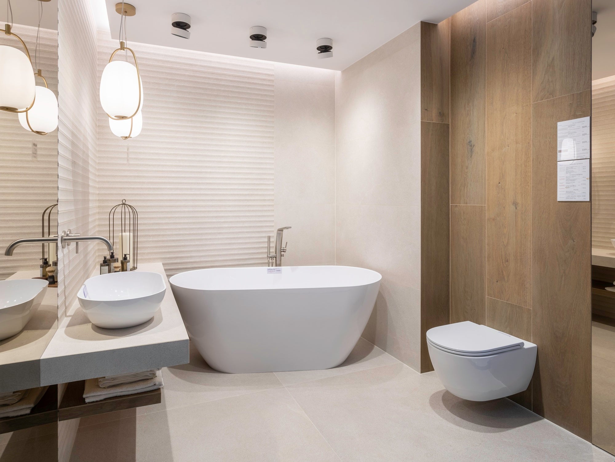 Beżowa łazienka z wanną wolnostojącą MOBI, umywalką nablatową MOBI i płytkami drewnopodobnymi Porcelanosa