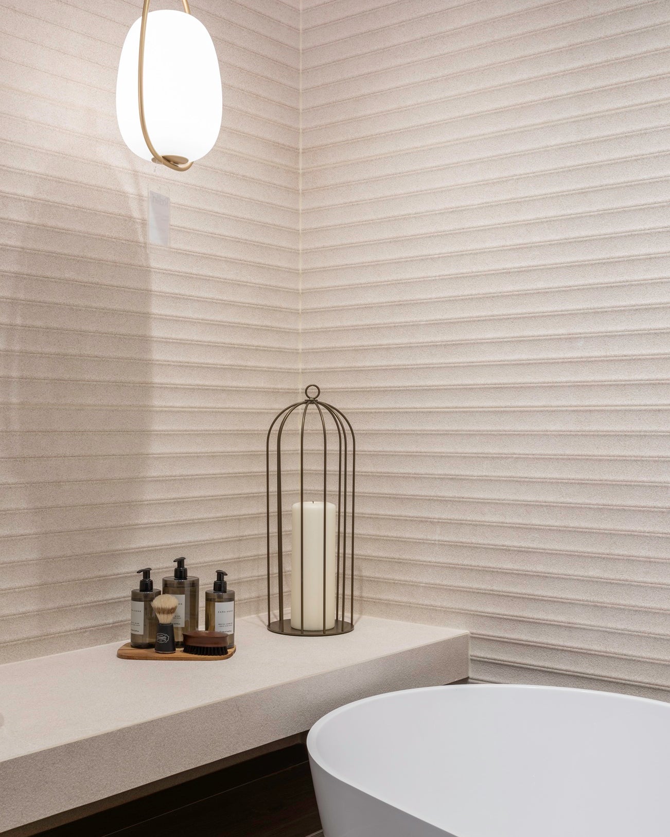 Dekoracyjne płytki łazienkowe beżowe Porcelanosa i lampa wisząca
