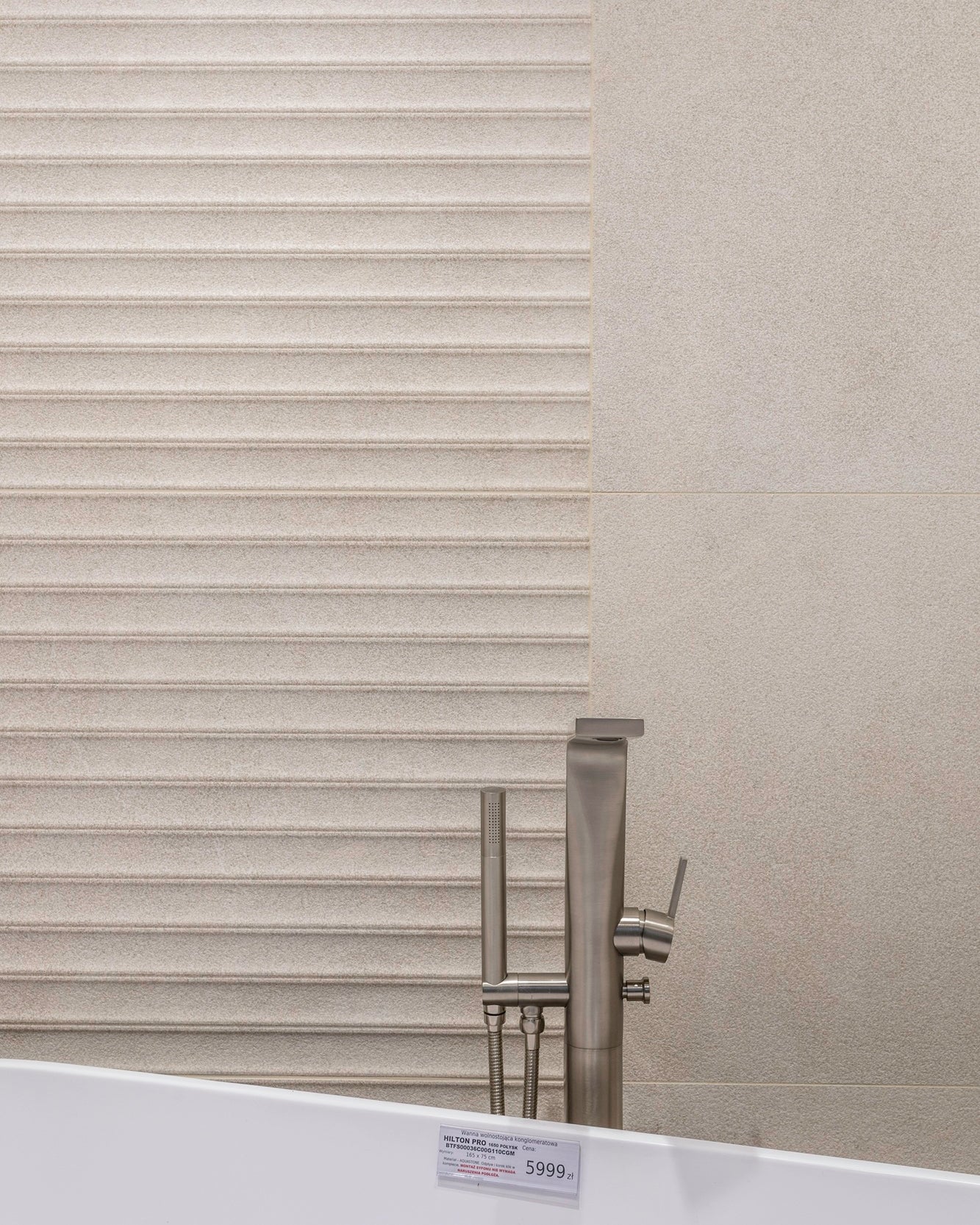 MOBI made by Maxfliz bateria wannowa wolnostojąca w szczotkowanym niklu i beżowe płytki Porcelanosa