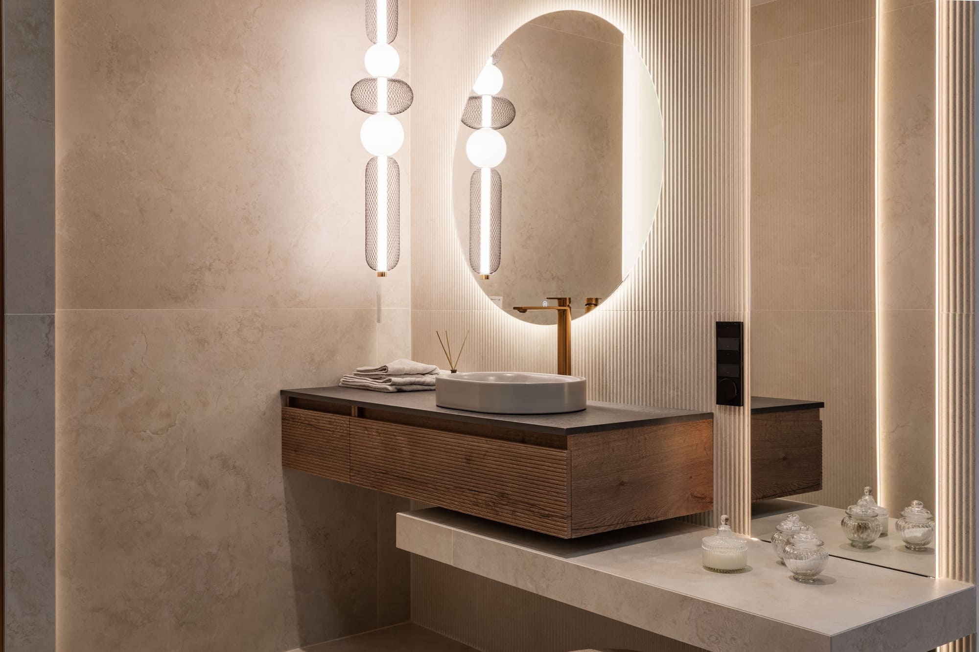 Beżowa łazienka z drewnem i lampą wisząca Bora Maxlight 