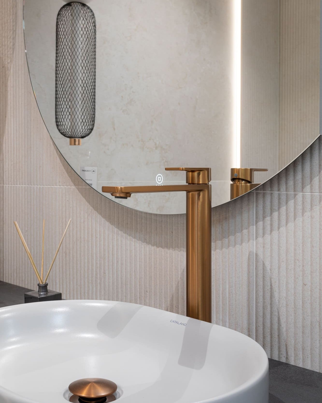 Umywalka Catalano Horizon z wysoką baterią MOBI w kolorze Copper Brushed