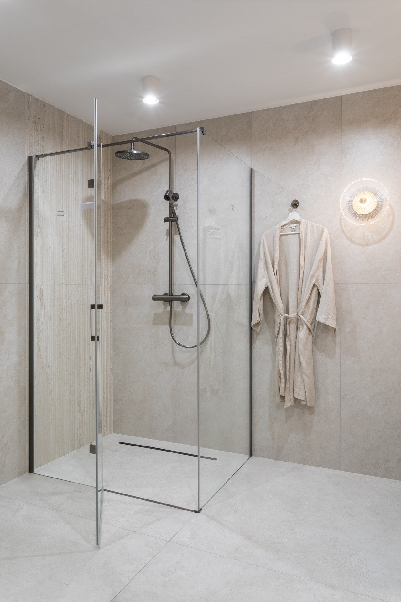 PŁYTKA CERAMICZNA MAX TRAVERTINO IVORY 119.7 X 119.7 CM OD MAXHOME