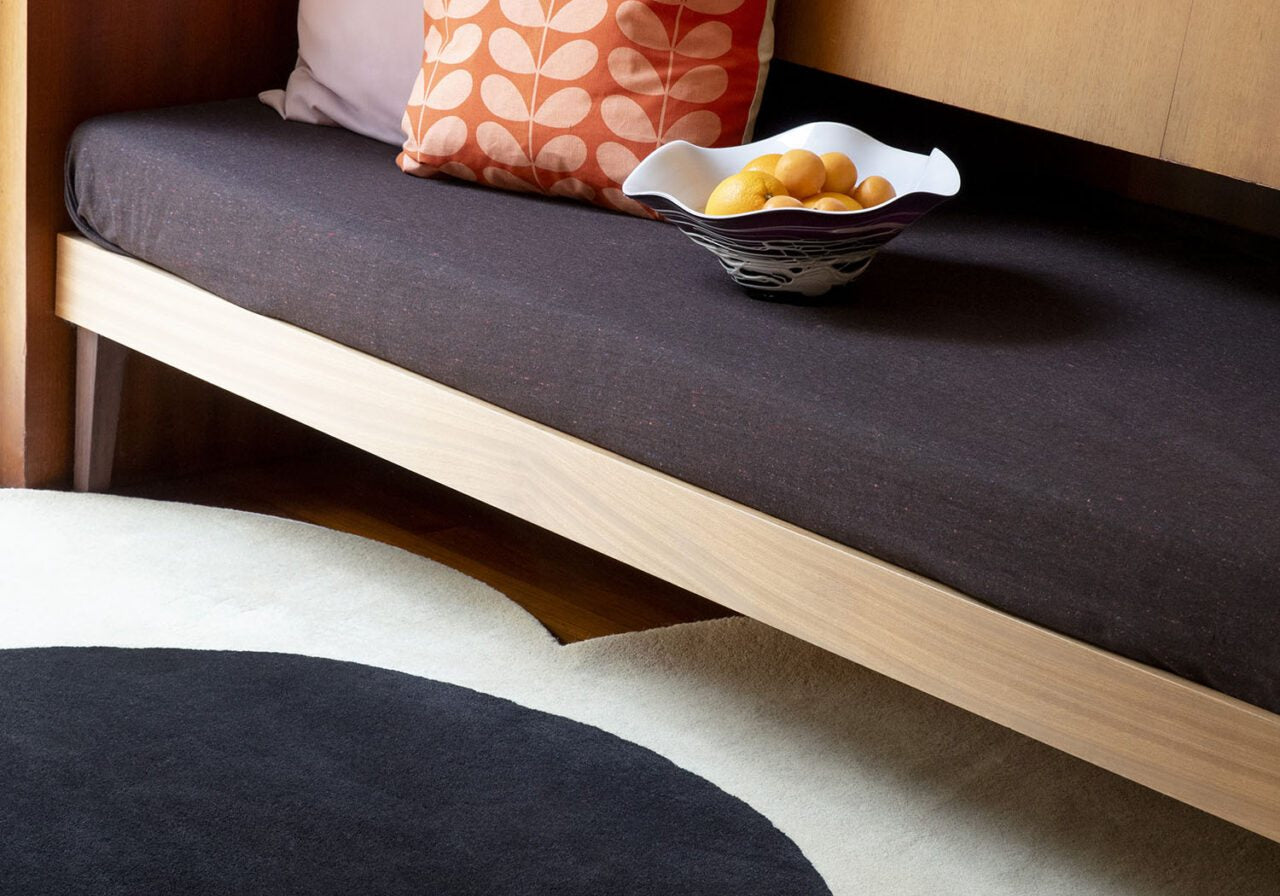 DYWAN OKRĄGŁY FLOWER SPOT ECRU/BLACK  x  cm od CARPETS & MORE