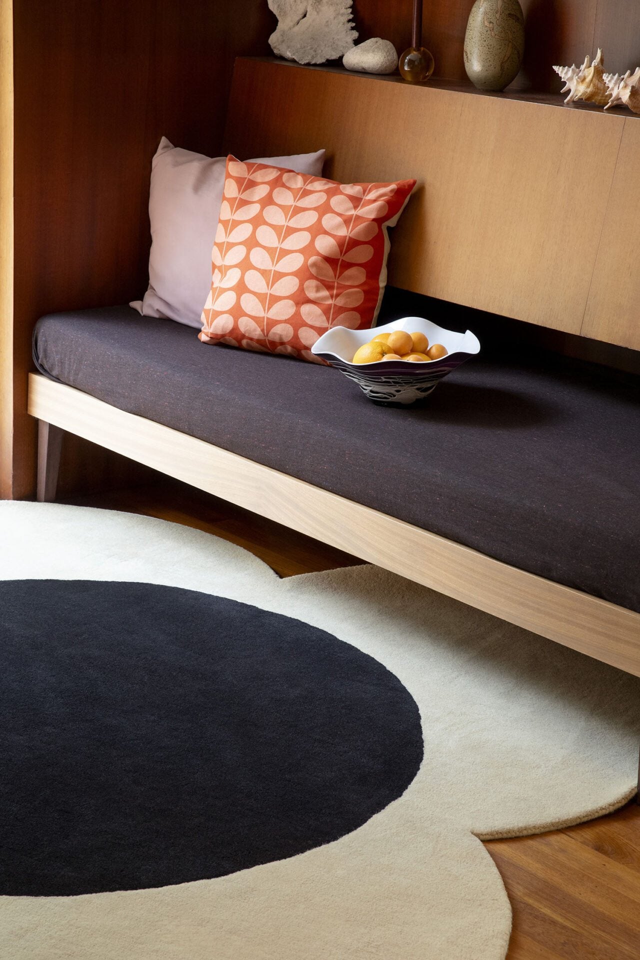 DYWAN OKRĄGŁY FLOWER SPOT ECRU/BLACK  x  cm od CARPETS & MORE