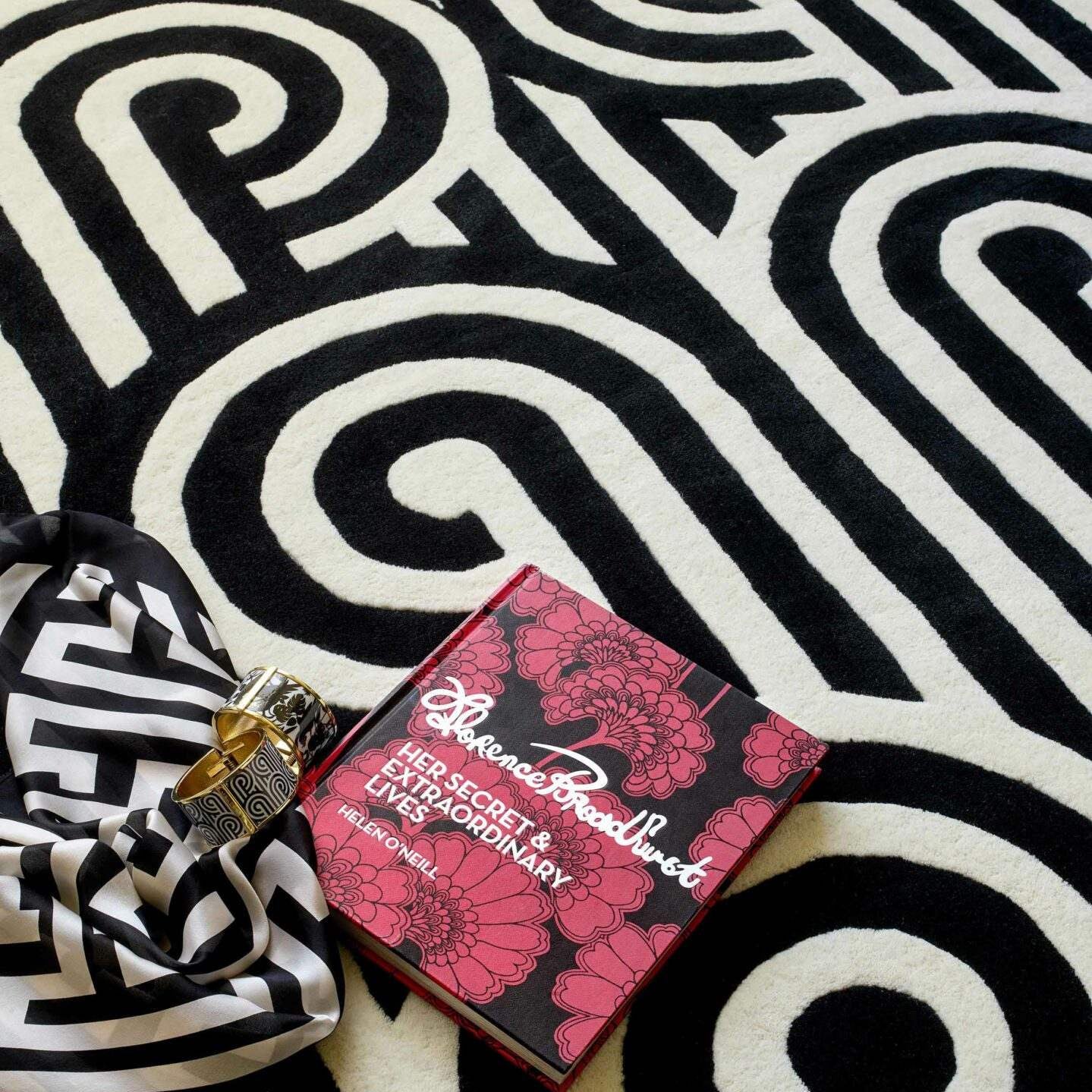 DYWAN PROSTOKĄTNY TURNABOUTS BLACK  x  cm od CARPETS & MORE