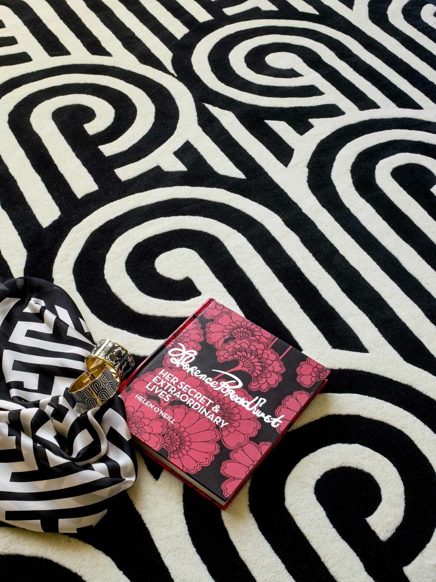 DYWAN PROSTOKĄTNY TURNABOUTS BLACK  x  cm od CARPETS & MORE