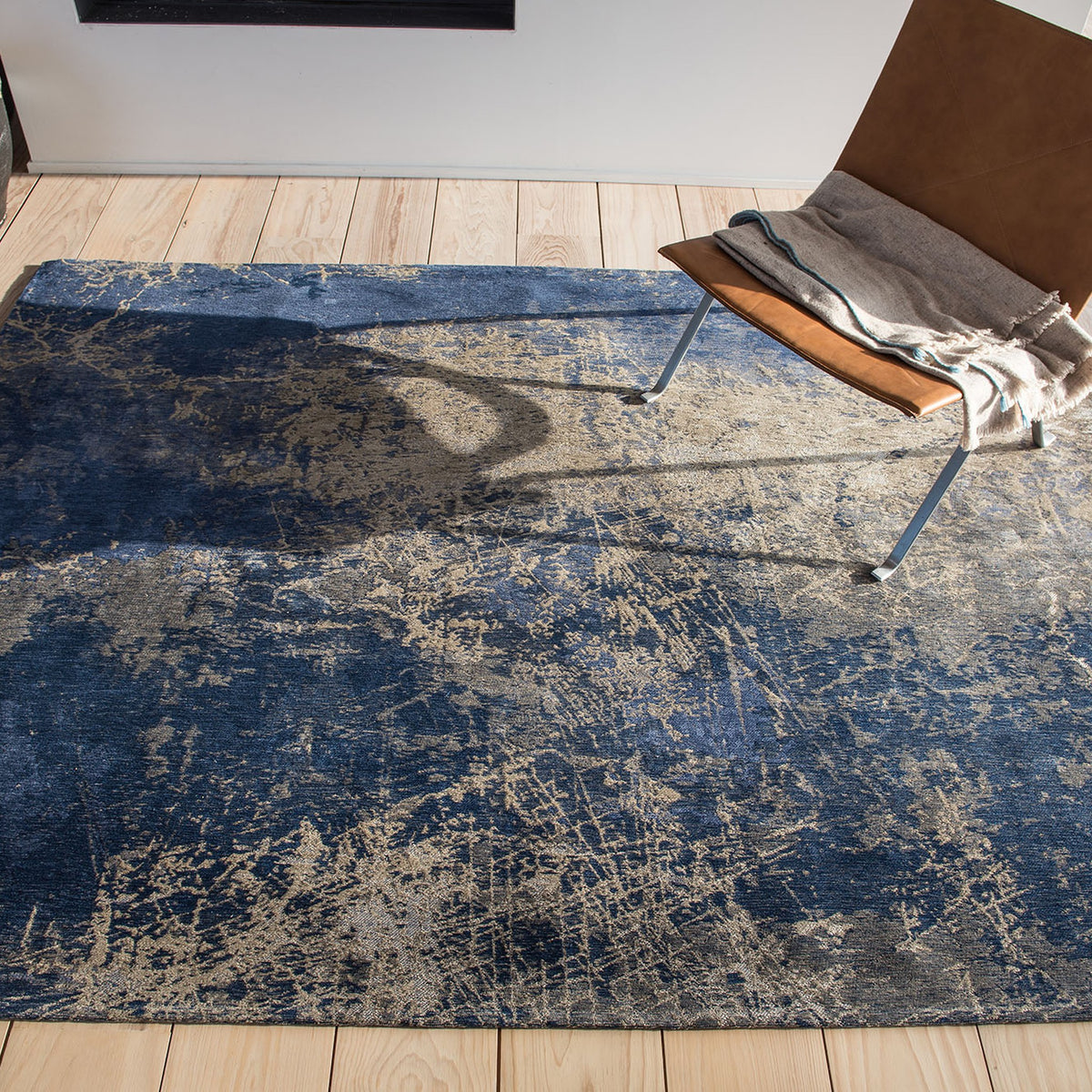 DYWAN PROSTOKĄTNY CRACKS ABYSS BLUE 240 X 170 CM OD LOUIS DE POORTERE