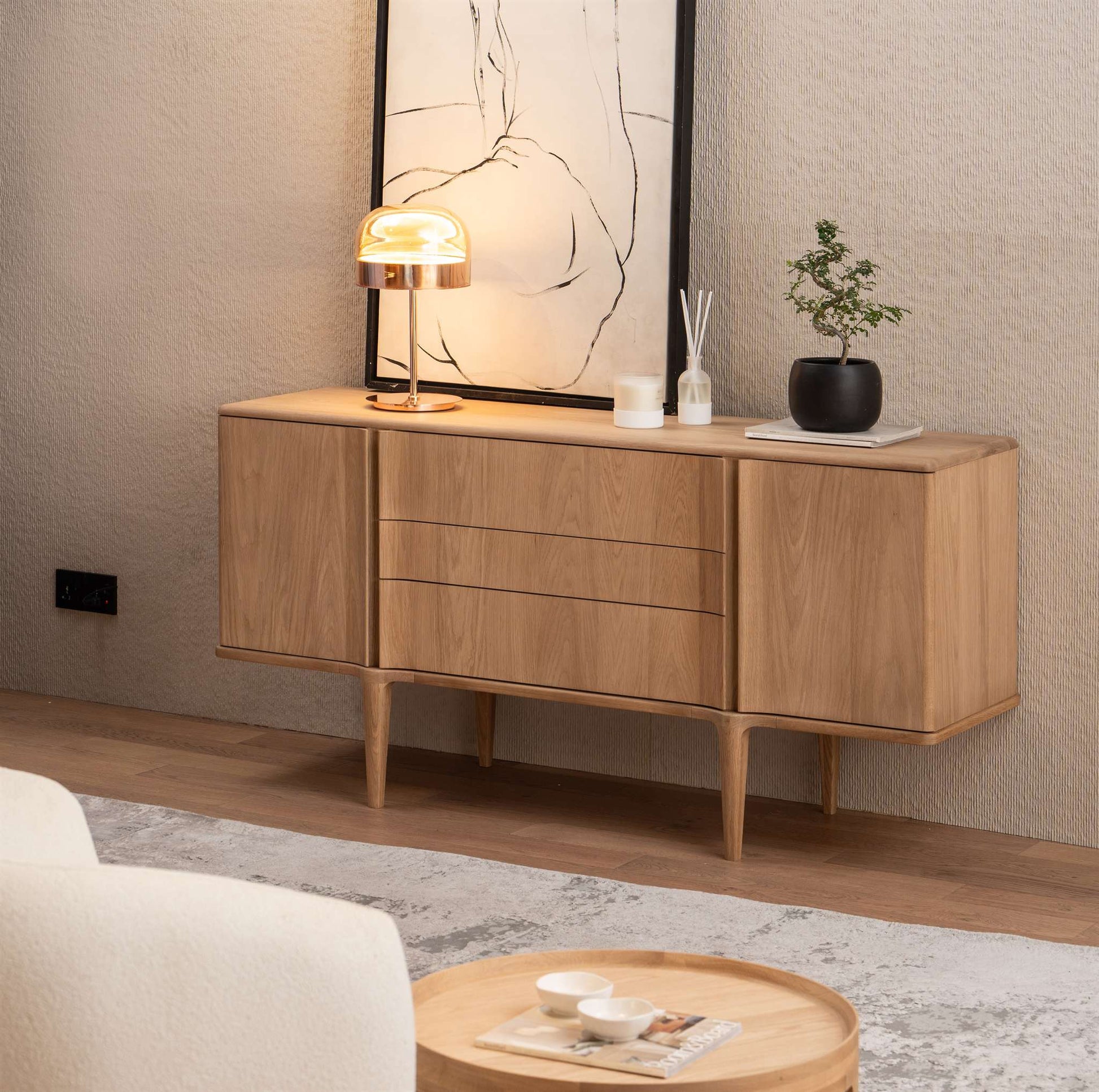 KOMODA NA WYSOKICH NÓŻKACH Z KOLEKCJI NOTCH DĄB BIAŁY OD MAXLIVING