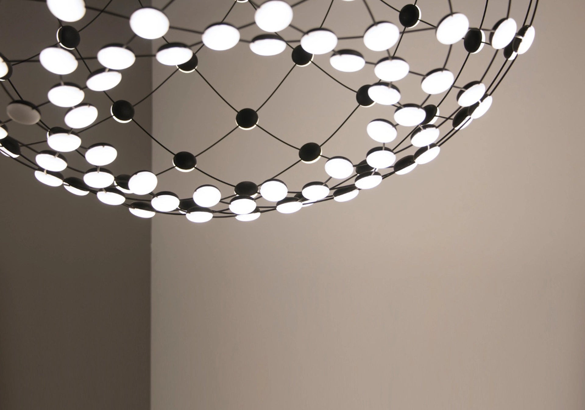 LAMPA WISZĄCA MESH CZARNY od LUCEPLAN