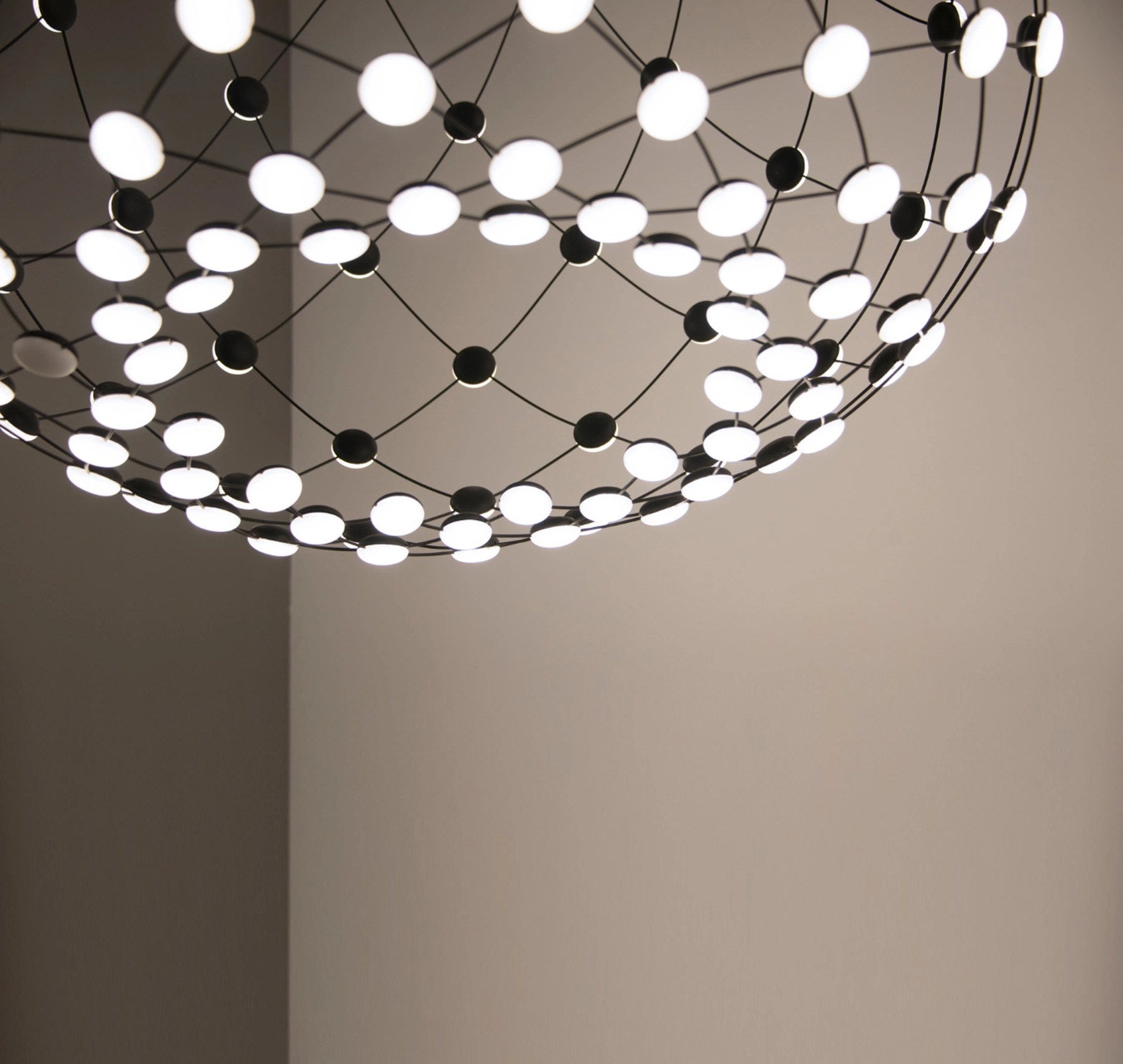 LAMPA WISZĄCA MESH CZARNY od LUCEPLAN