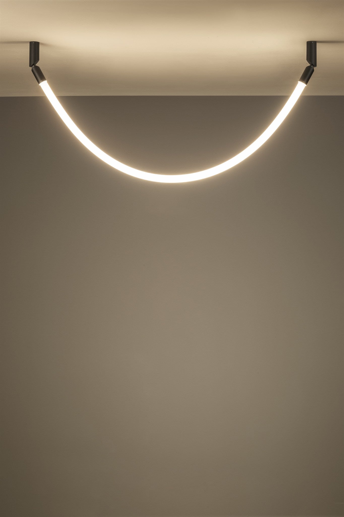 LAMPA WISZĄCA ARCO A-4002X CZARNY od ESTILUZ