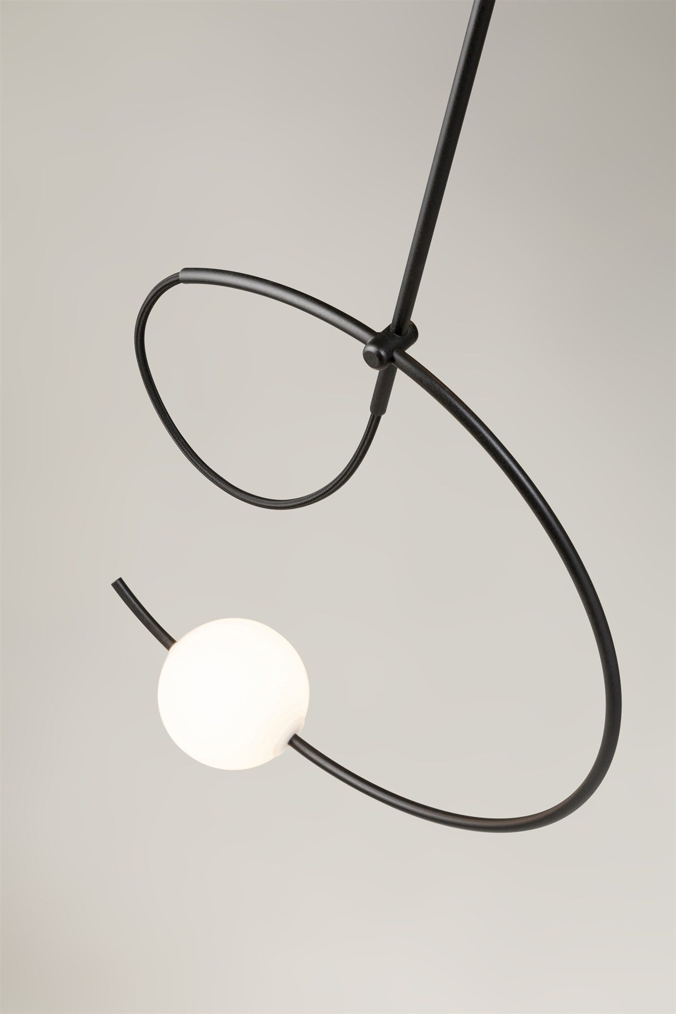LAMPA WISZĄCA LOOP T-4125 CZARNY od ESTILUZ