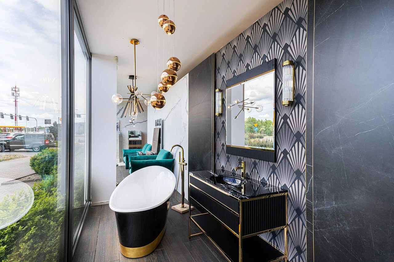 Aranżacja łazienki w stylu total look z użyciem czerni, bieli oraz złotych detali.