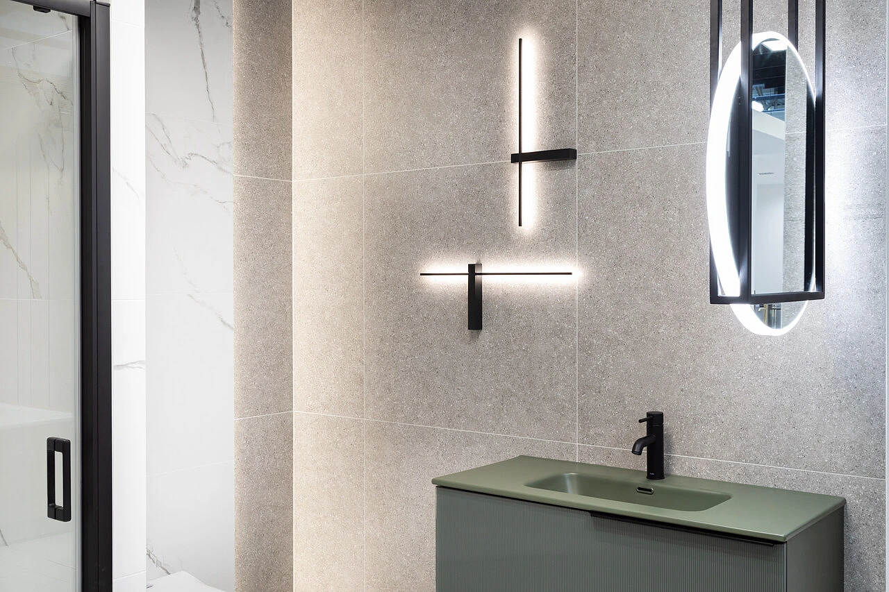 Minimalistyczne oświetlenie w aranżacji łazienki w stylu total look. 